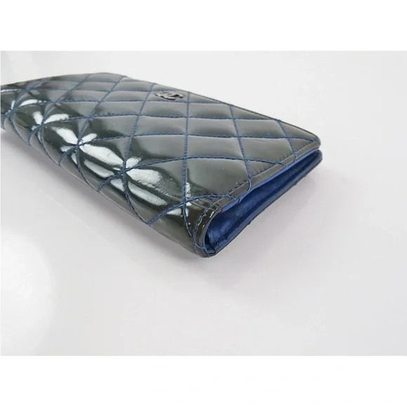 CHANEL Glossy Quilted Wallet in Teal and Silver - Picture 7 of 16